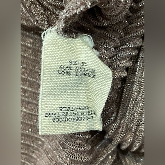 GIMMICKS by BKE Lurex Ruffle Top Medium - Picture 10 of 13